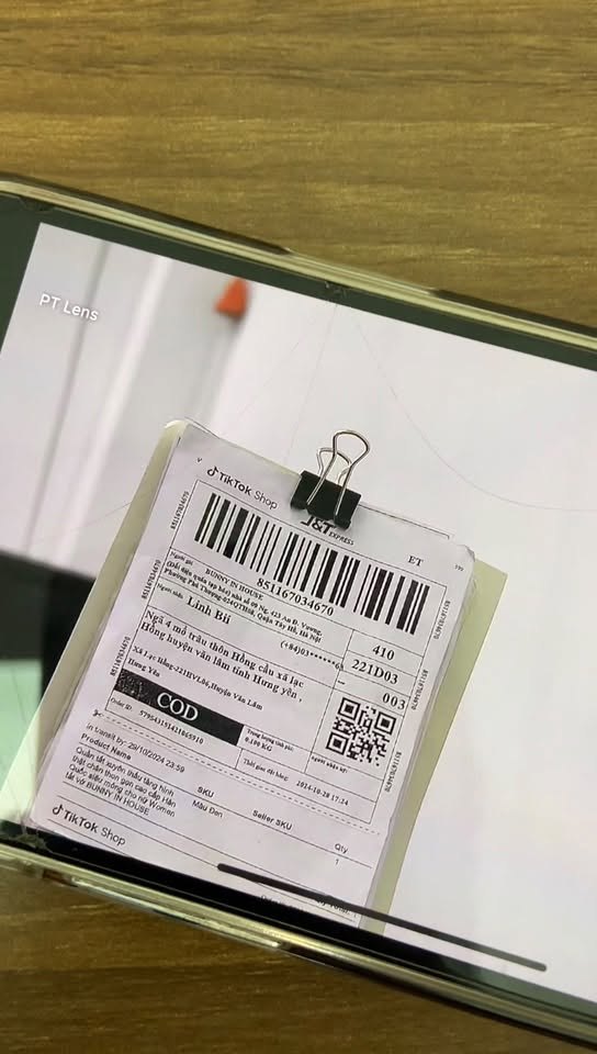Camera đóng hàng soi rõ mã vận đơn TikTok Shop J&T Express với mã vạch sắc nét