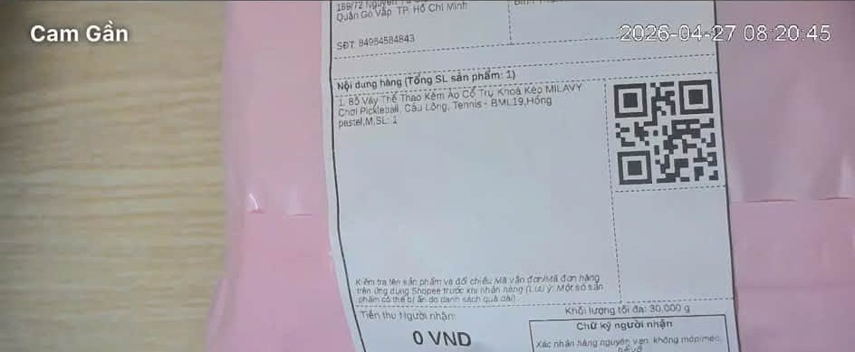 Camera đóng hàng mắt zoom soi rõ mã vận đơn Shopee SPX, đọc được tên sản phẩm và mã QR lúc 08:20:45