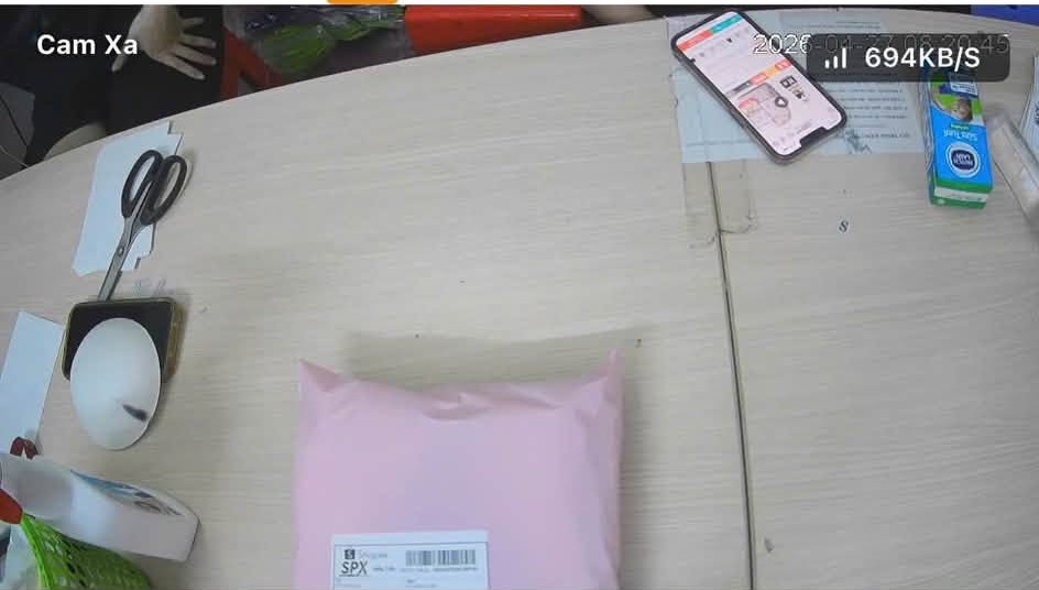 Camera đóng hàng mắt toàn cảnh quay bàn đóng gói với kiện hàng Shopee lúc 08:20:45