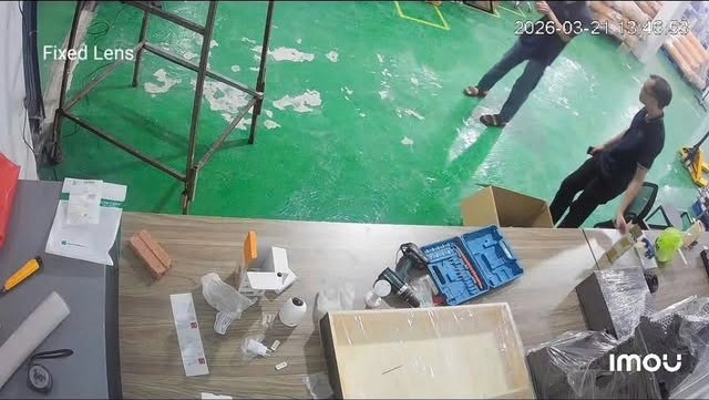 Khung hình camera đóng hàng mắt toàn cảnh Fixed Lens quay bao quát bàn đóng gói trong kho
