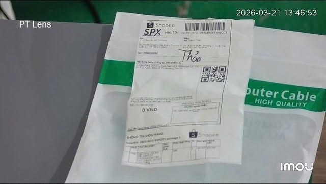Khung hình camera đóng hàng mắt zoom PT Lens soi rõ mã vận đơn Shopee SPX trên kiện hàng