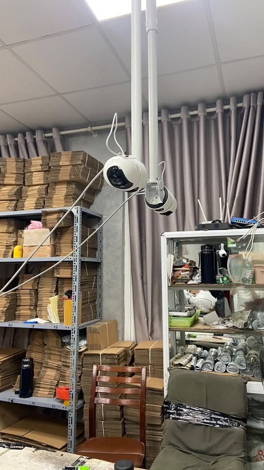 Camera đóng hàng lắp trong kho hàng nhỏ có kệ thùng carton