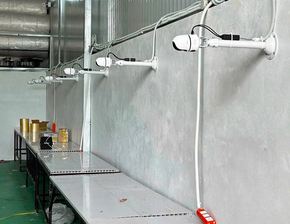 Lắp đặt camera đóng hàng hàng loạt trên tay treo dọc bàn đóng gói trong kho hàng lớn