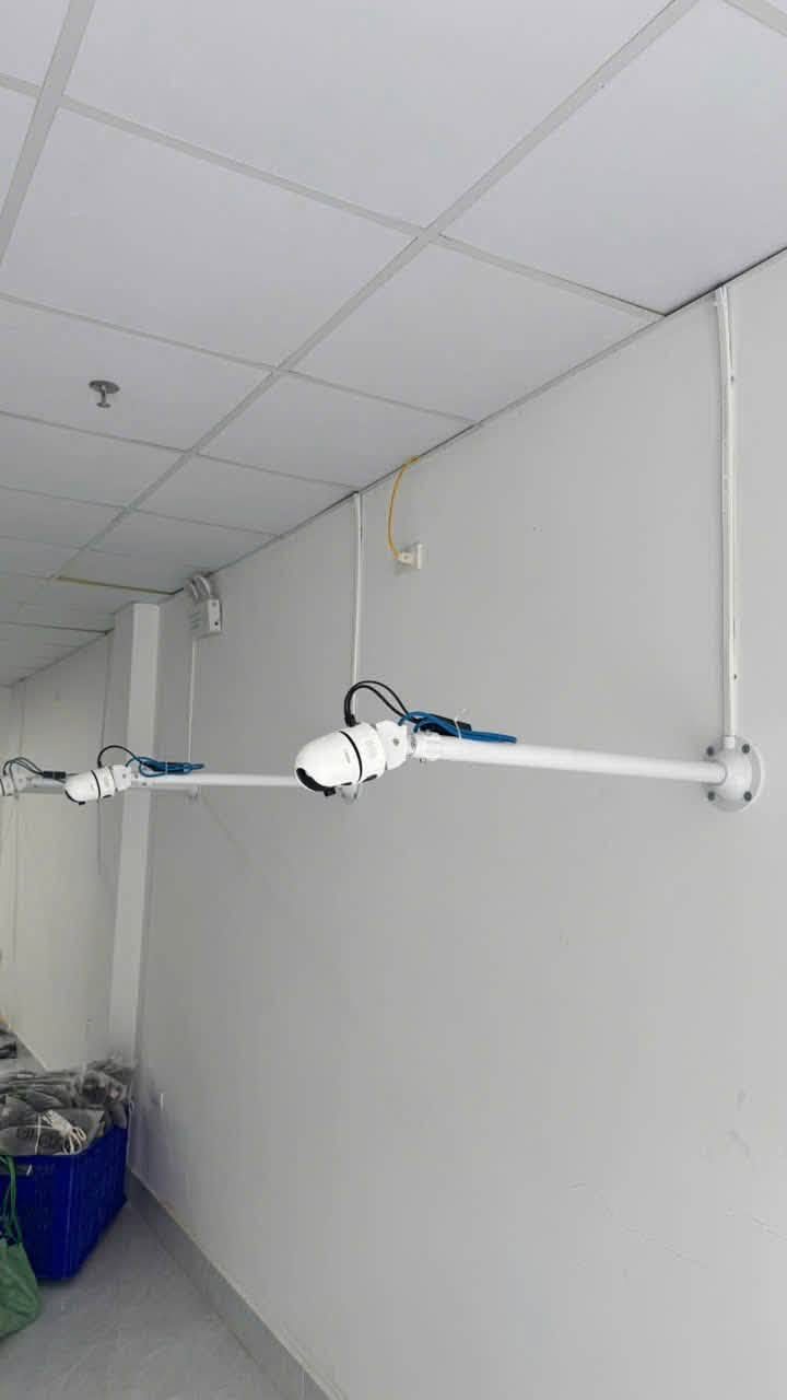 Camera đóng hàng lắp trên tay treo vươn từ tường, đi ống điện gọn gàng