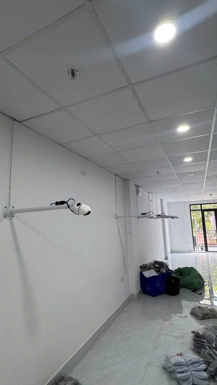 Lắp camera đóng hàng trong xưởng may, tay treo dọc theo tường
